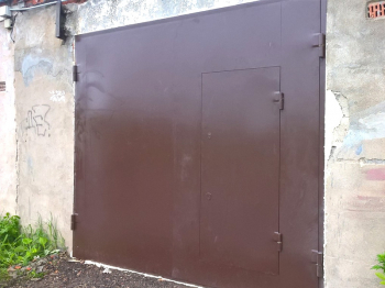 Стальные ворота для гаража коричневого цвета