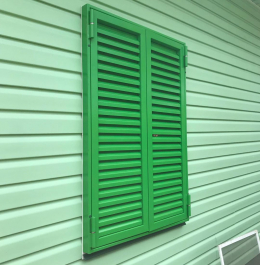 Металлические ставни на окна зеленого цвета